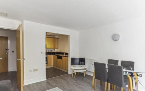 High end flat in Knightsbridge - Tap to explore photos