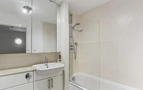 High end flat in Knightsbridge - Tap to explore photos