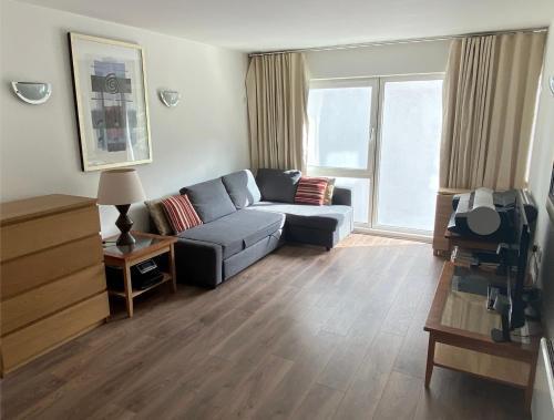 King Bed at London Bridge Apt/Modern And Secure - Tap to explore photos