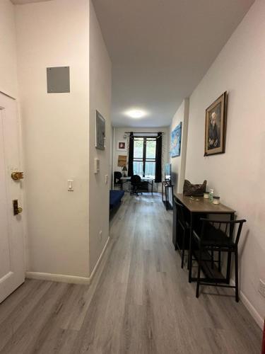 Holodek Apartments:Upper East Side - Tap to explore photos