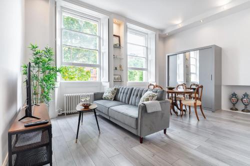 Kensington 1bd apt seconds from Museums - Tap to explore photos