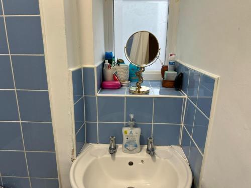 Live in White City - Tap to explore photos