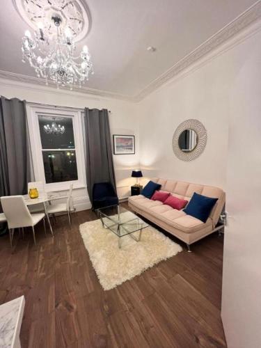 Iconic One Bed Apartment in Chiswick - Tap to explore photos