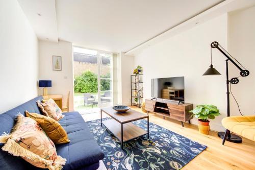Little Venice UK Bright & Stylish garden apartment - Tap to explore photos