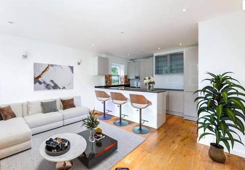 Kensington 2Bed 2Bath Breakfast - Tap to explore photos