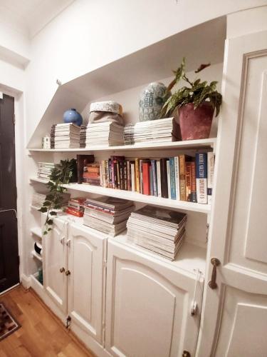 Kensington Studio Gem - Tap to explore photos