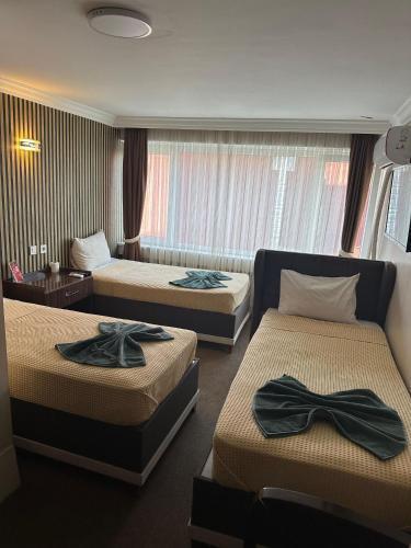 Hotel Metropol 1 Room Type - Triple Room with Private Bathroom Hotel Metropol 1 Room Type - Triple Room with Private Bathroom