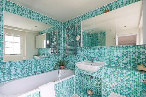Beautiful and spacious Kensington flat - Tap to explore photos