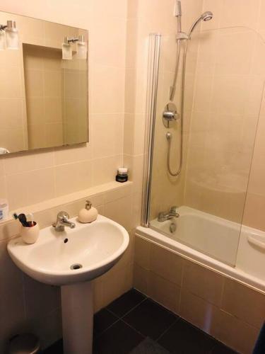 Beautiful 2 bed flat in Chelsea on King’s Road - Tap to explore photos
