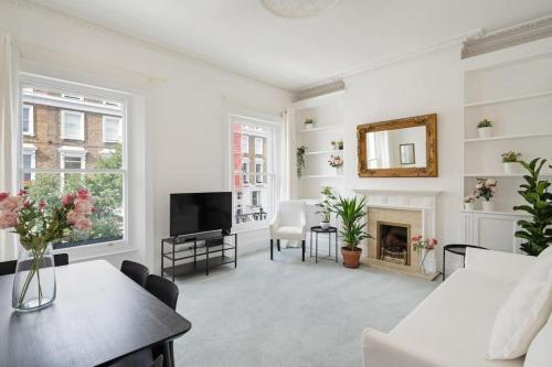 Beautiful Two Bedroom Maisonette in the heart of Chelsea - Tap to explore photos