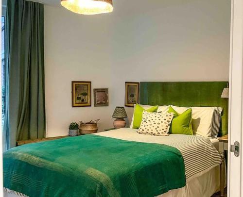 Beautiful, quiet flat with patio close to metro - Tap to explore photos