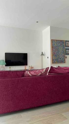 Beautiful, quiet flat with patio close to metro - Tap to explore photos