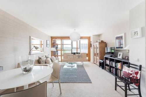 Large One Bed Riverside Apartment in Battersea - Tap to explore photos