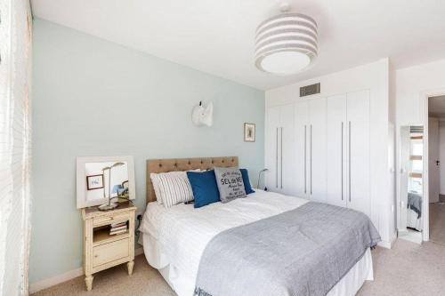 Large One Bed Riverside Apartment in Battersea - Tap to explore photos