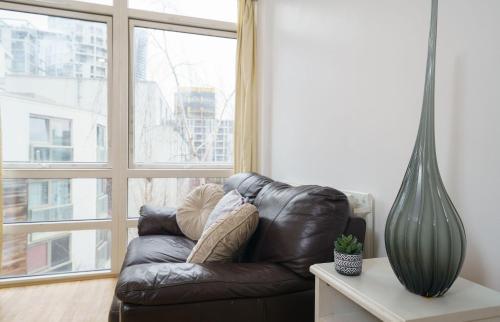 Beautiful 1 Bed Apartment with Living Room - Tap to explore photos