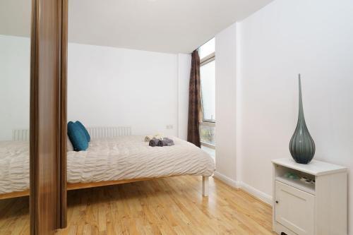 Beautiful 1 Bed Apartment with Living Room - Tap to explore photos