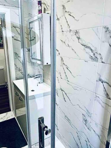 Central London- Zone 1 - Room 3 - Tap to explore photos