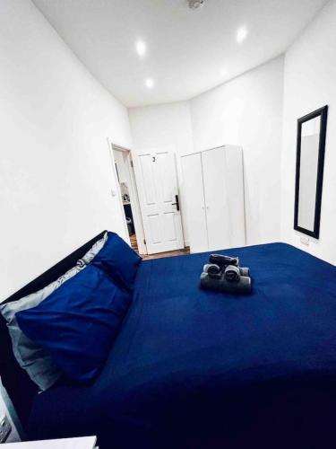 Central London- Zone 1 - Room 3 - Tap to explore photos