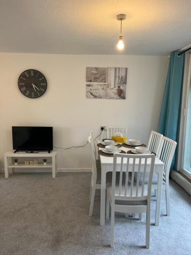 Lovely Entire Flat with Private Balcony in Euston-Central London - Tap to explore photos
