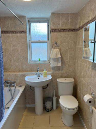 Lovely Entire Flat with Private Balcony in Euston-Central London - Tap to explore photos
