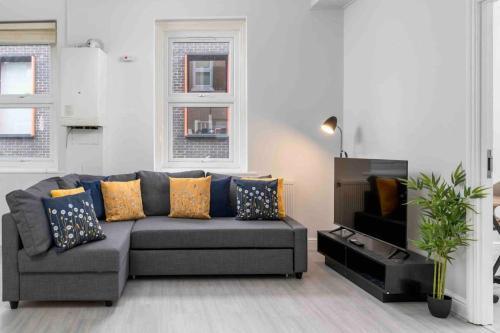 Large Brick Lane Apartment - 1st Floor - Tap to explore photos