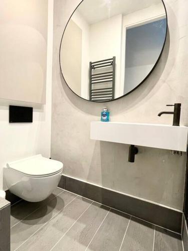 Central & Stylish 2 Bedroom Apartment - Tap to explore photos