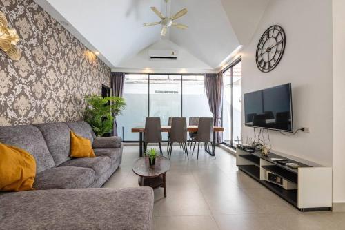 Luxury Pool Villa Pattaya Center C5 - 5 Bedroom - Tap to explore photos