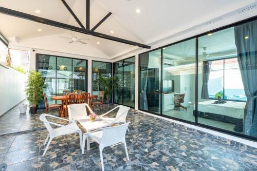 Luxury Pool Villa Pattaya Center C5 - 5 Bedroom - Tap to explore photos