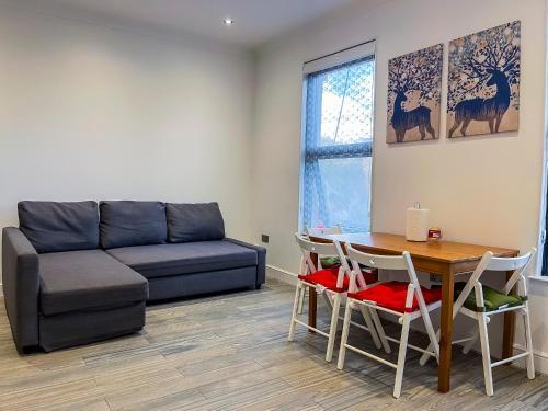 Beautiful 1 Bedroom Flat Close to City Centre - Tap to explore photos