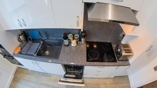 Beautiful 1 Bedroom Flat Close to City Centre - Tap to explore photos