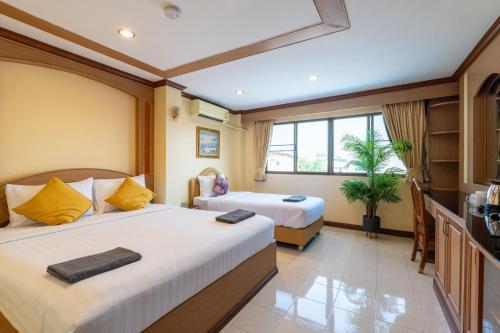 La Casa South Pattaya Hotel Room Type - Family Room with Private Bathroom