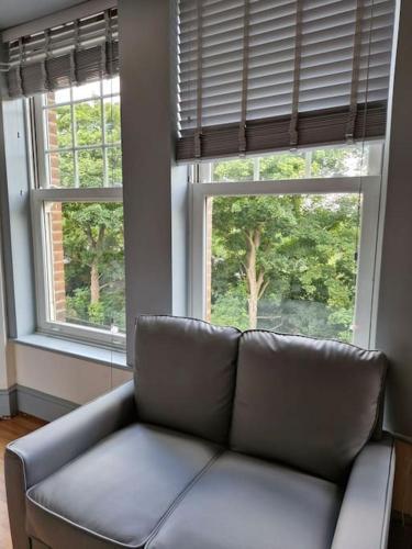 Bright Studio Apartment in a perfect location - Tap to explore photos
