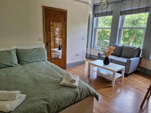 Bright Studio Apartment in a perfect location - Tap to explore photos