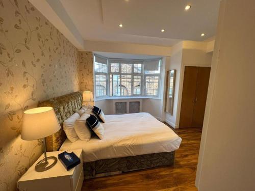 Knightsbridge Luxurious Residence - Facing Harrods - Tap to explore photos
