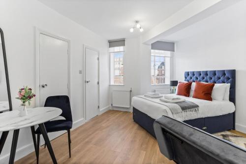 CAPITAL Apartment 516, Chelsea Cloisters - Tap to explore photos