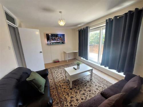 London Zone 2, Spacious 3 Bedroom House - Tap to explore photos