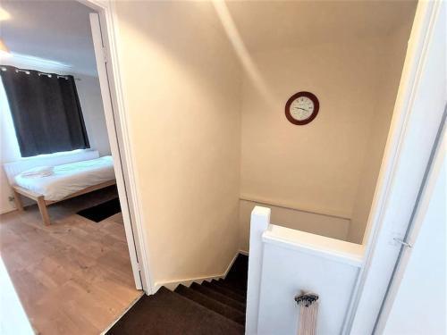London Zone 2, Spacious 3 Bedroom House - Tap to explore photos