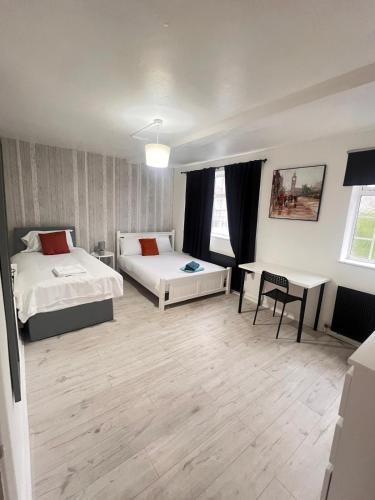London E2 Rooms - Tap to explore photos