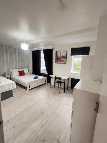 London E2 Rooms - Tap to explore photos