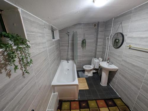 London E2 Rooms - Tap to explore photos