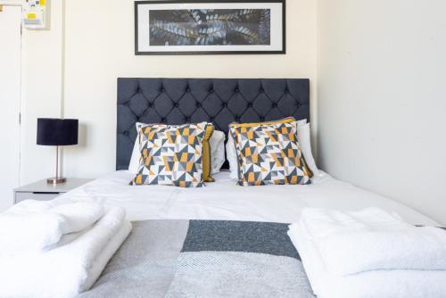 CAPITAL Apartment 856, Chelsea Cloisters - Tap to explore photos