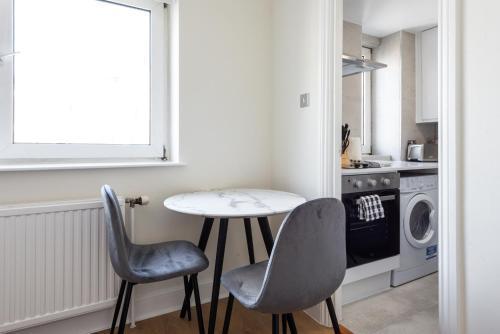 CAPITAL Apartment 856, Chelsea Cloisters - Tap to explore photos