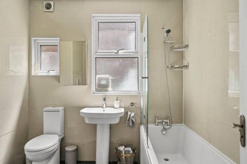 Bright 2 Bed Perfect Central Hub - Tap to explore photos