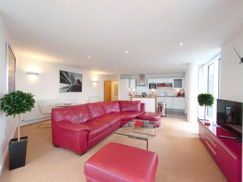 London ExCeL Stays - Three Bed Serviced Apartment - Tap to explore photos