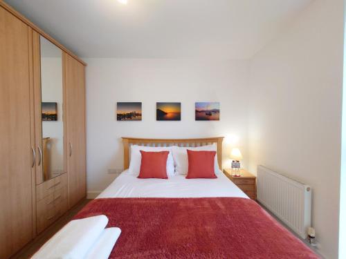 London ExCeL Stays - Three Bed Serviced Apartment - Tap to explore photos