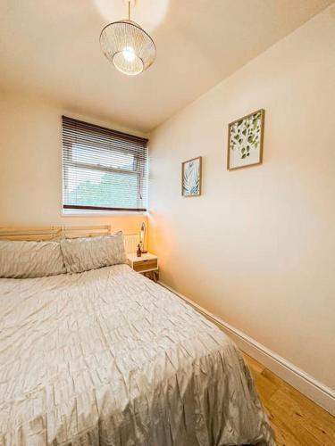 Bright & Spacious Split Level Flat in Kennington - Tap to explore photos
