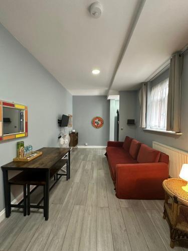 Central London - ground floor 2 bedrooms apartment - Tap to explore photos