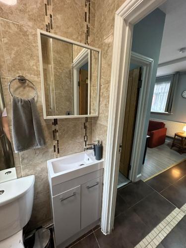 Central London - ground floor 2 bedrooms apartment - Tap to explore photos