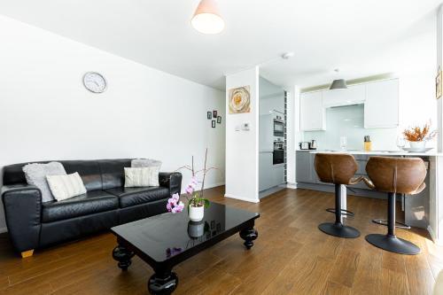 Charming 1 Bedroom Serviced Apartment in Camden - Tap to explore photos