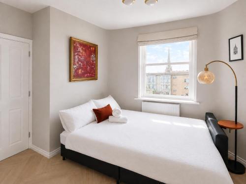 Bright central flat close to Hyde park - Tap to explore photos